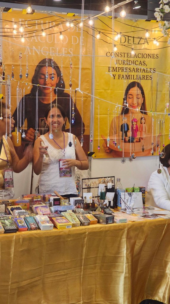 Delza, uno de los puestos de la Expo en donde leen y venden Tarot