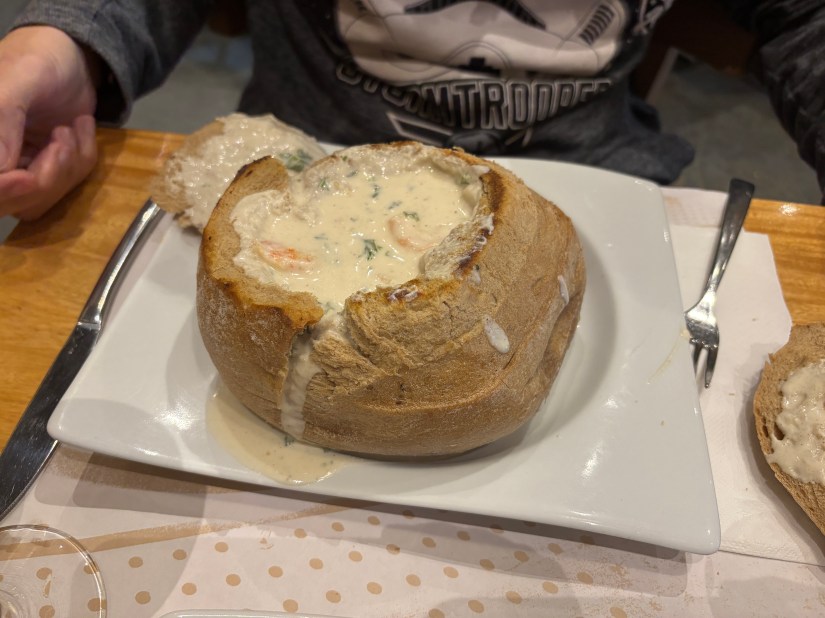 La crema de camarones al ajillo en pan de masa madre.